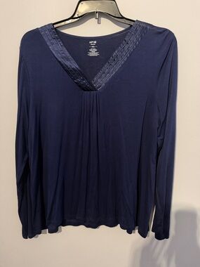 Apt. 9 Navy V-Neck Long Sleeve Top with Satin Trim